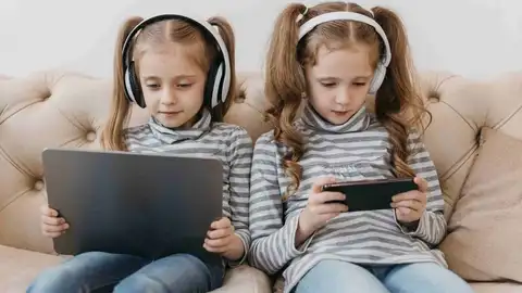 Niñas con teléfonos móviles y tablets Niñas con teléfonos móviles y tablets
