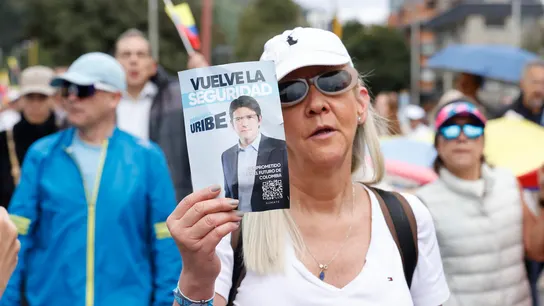 na mujer sostiene un cartel durante una caminata por la paz y en apoyo a Miguel Uribe Turbay en Bogotá na mujer sostiene un cartel durante una caminata por la paz y en apoyo a Miguel Uribe Turbay en Bogotá