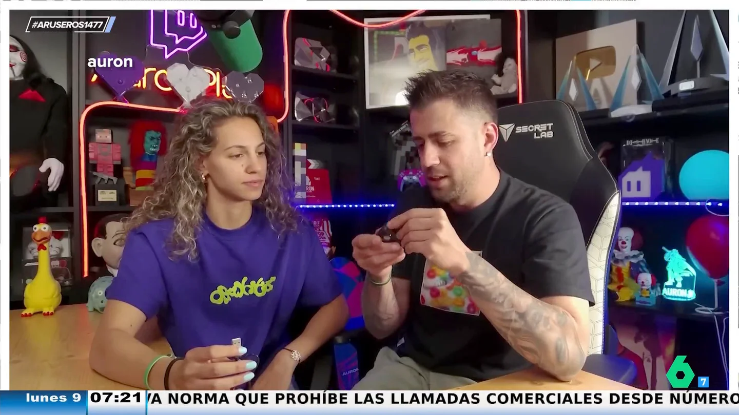 AuronPlay prueba los inventos más virales: "Esto es como reiniciar un tamagotchi, ¡menuda mierda!" AuronPlay prueba los inventos más virales: "Esto es como reiniciar un tamagotchi, ¡menuda mierda!"