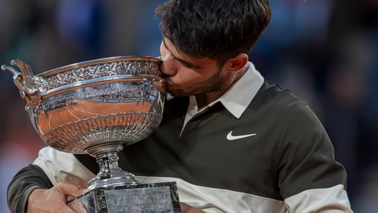 Carlos Alcaraz besa el Roland Garros Carlos Alcaraz besa el Roland Garros