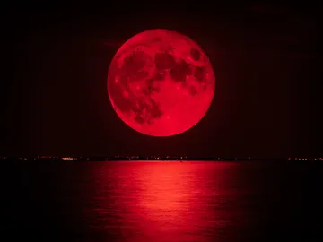 Luna llena roja sobre el mar Luna llena roja sobre el mar