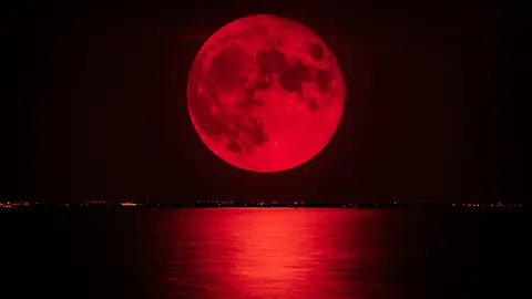 Luna llena roja sobre el mar Luna llena roja sobre el mar