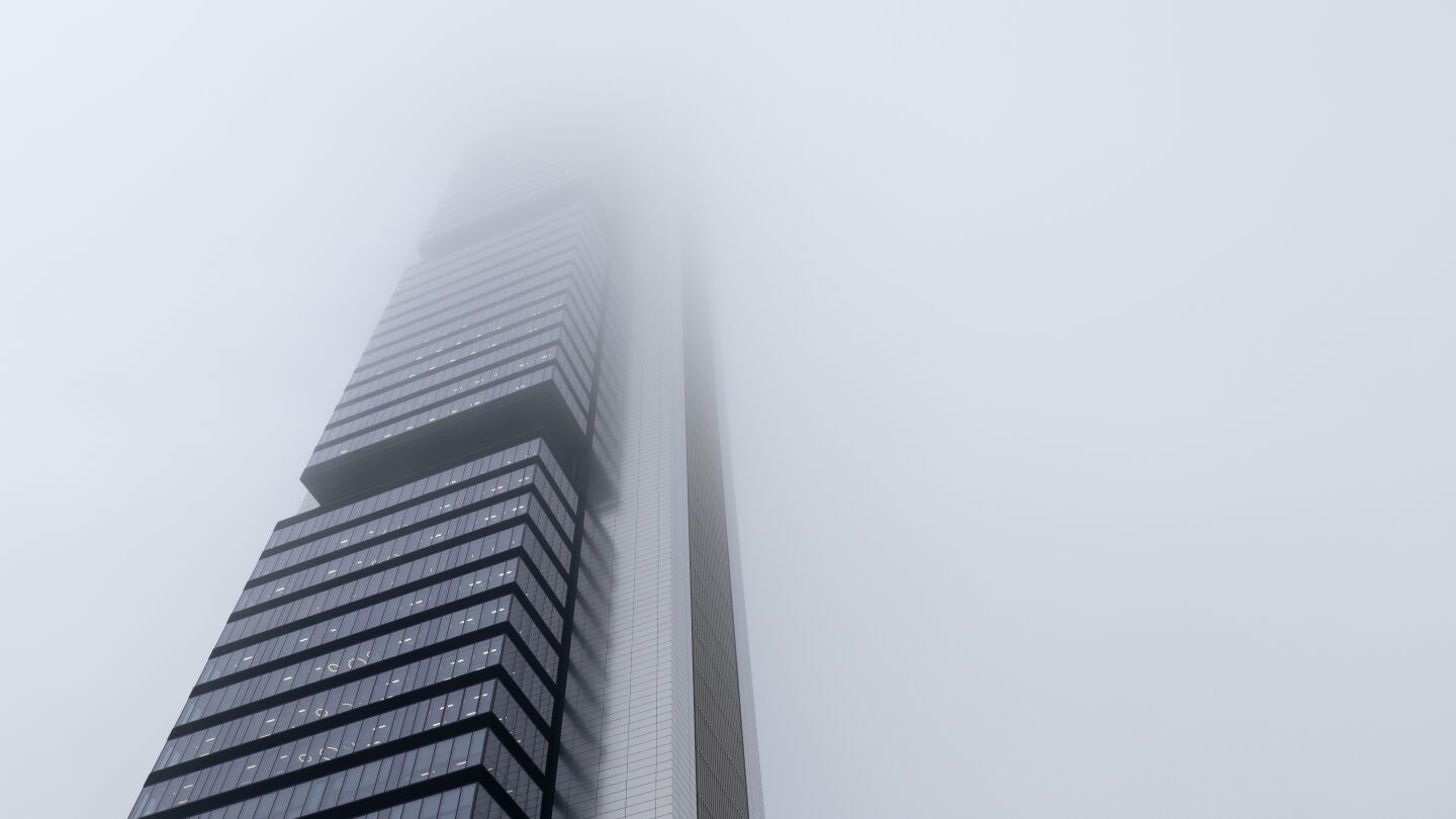La Torre Cepsa cubierta de niebla, a 7 de diciembre de 2022, en Madrid (Espa&ntilde;a)