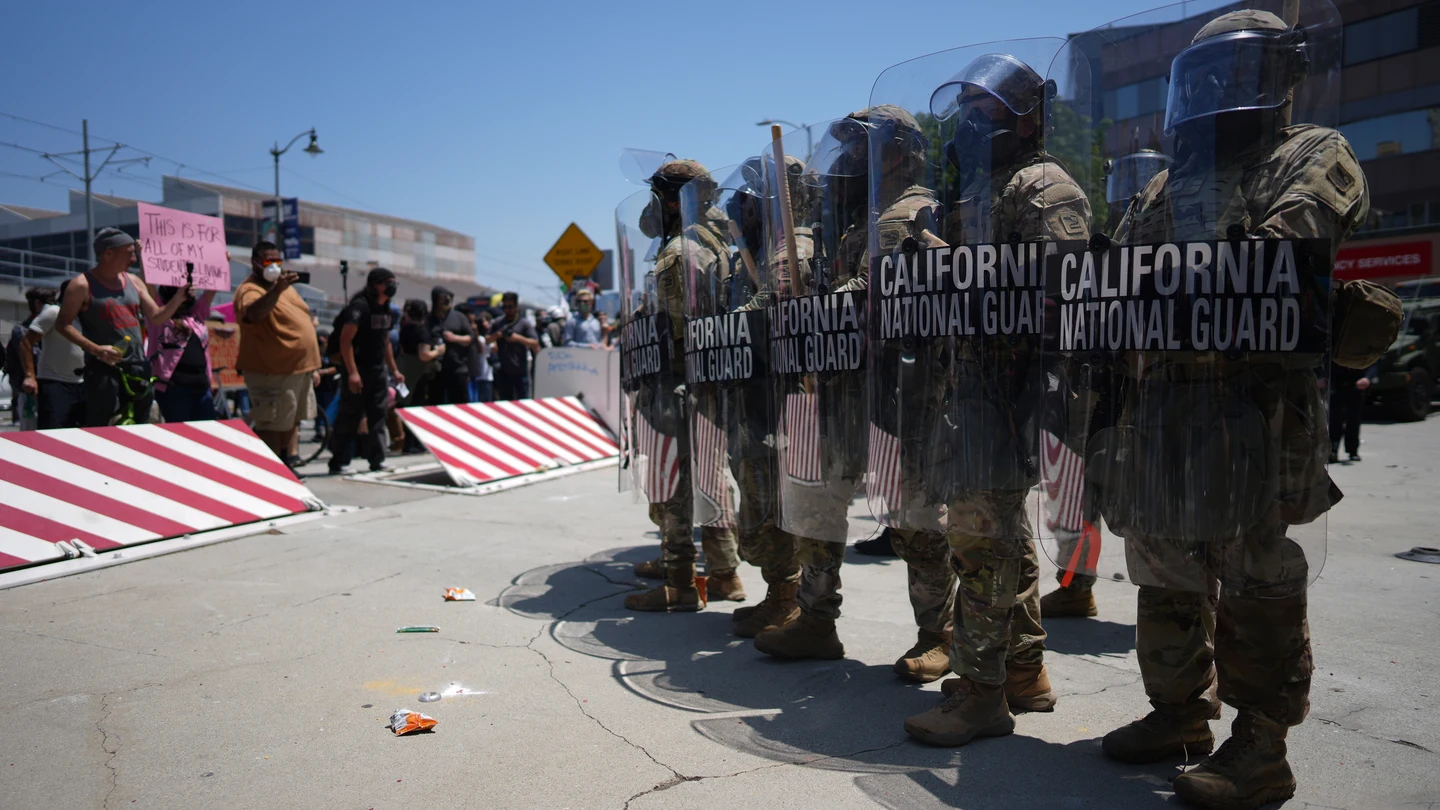 Un grupo de manifestantes frente a miembros de la Guardia Nacional en Los Ángeles, este domingo. Un grupo de manifestantes frente a miembros de la Guardia Nacional en Los Ángeles, este domingo.