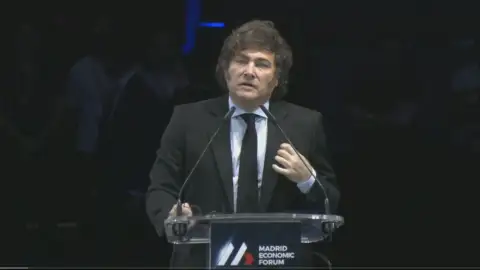 Criptomonedas en vez de pensiones y Andorra como refugio fiscal: así fue el foro ultraliberal de Milei en Madrid Criptomonedas en vez de pensiones y Andorra como refugio fiscal: así fue el foro ultraliberal de Milei en Madrid