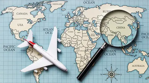 Maqueta de avión sobre mapa del mundo Maqueta de avión sobre mapa del mundo