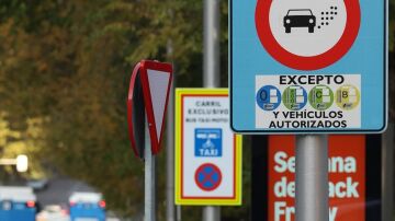 Un cartel marca la el Inicio de una Zona de Bajas Emisiones (ZBE)