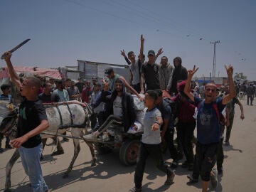 Un grupo de palestinos tras recoger ayuda humanitaria en Rafah, este domingo.