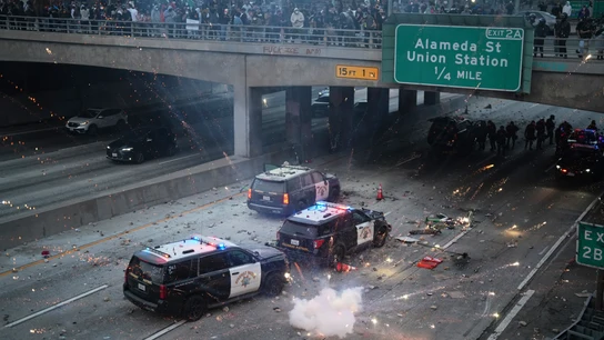 Vandalismo contra coches patrullas en la Autopista 101 de Los Ángeles durante las protestas de este domingo. Vandalismo contra coches patrullas en la Autopista 101 de Los Ángeles durante las protestas de este domingo.