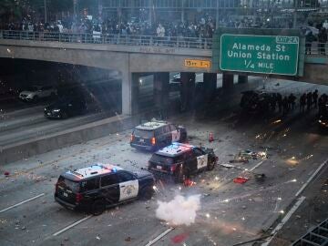 Vandalismo contra coches patrullas en la Autopista 101 de Los Ángeles durante las protestas de este domingo.