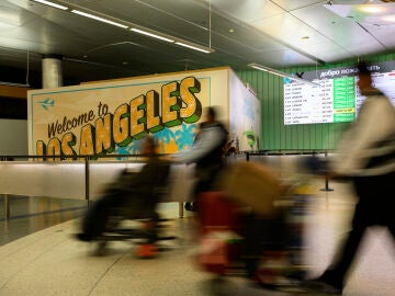 Cartel de bienvenida a Los Ángeles en el Aeropuerto Internacional de Los Ángeles, este sábado.