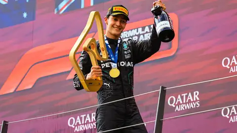 George Russell en el podio celebrando su victoria en el GP de Austria en 2024 George Russell en el podio celebrando su victoria en el GP de Austria en 2024