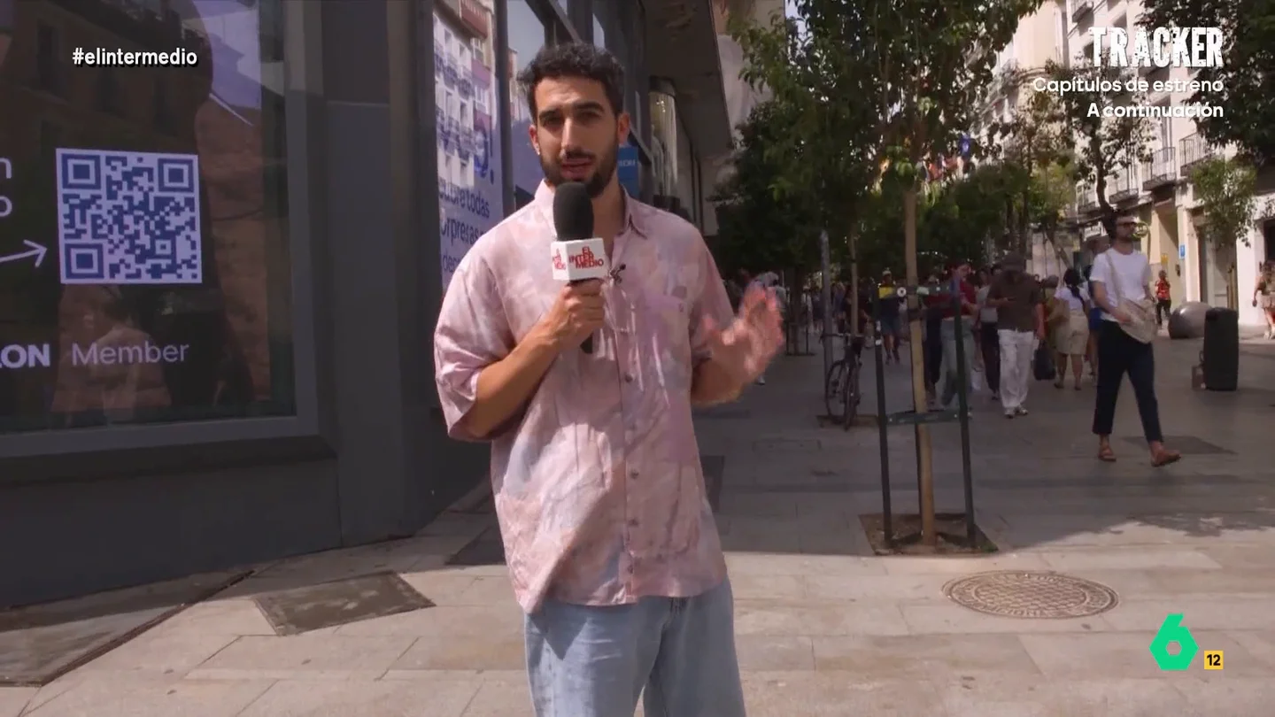 Isma Juárez no consigue que un chico le enseñe los pies: "Creo que podría haber hecho que España vomite" El reportero busca a una persona que tenga "la uña del pie más larga posible". Un grupo de chicos señalan a su amigo pero, el joven, no está por la labor de enseñarle los pies al reportero.