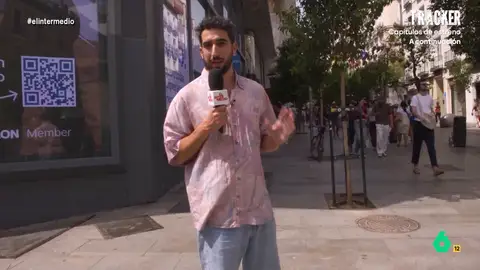 Isma Juárez no consigue que un chico le enseñe los pies: "Creo que podría haber hecho que España vomite" El reportero busca a una persona que tenga "la uña del pie más larga posible". Un grupo de chicos señalan a su amigo pero, el joven, no está por la labor de enseñarle los pies al reportero.