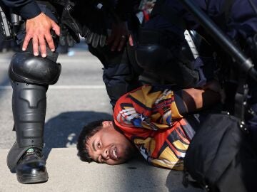 Un manifestante es arrestado durante las protestas provocadas por redadas migratorias en Los Ángeles, California, EE.UU. 