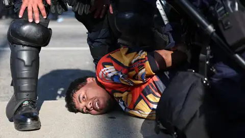 Un manifestante es arrestado durante las protestas provocadas por redadas migratorias en Los Ángeles, California, EE.UU. Un manifestante es arrestado durante las protestas provocadas por redadas migratorias en Los Ángeles, California, EE.UU
