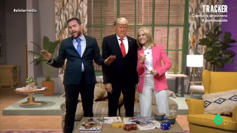 El 'gafe' 'J.D. Vance' visita a 'Donald Trump' y 'Giorgia Meloni': "Recuerda que vio al papa Francisco y se fue con Dios" 'J.D. Vance' llega a 'Fachas' junto a su fama de gafe. Tras un tiempo en el apartamento de 'Trump' y 'Meloni', se rompen los electrodomésticos y las piernas de Abascal: "No ha ido a trabajar, aunque nadie ha notado la diferencia".