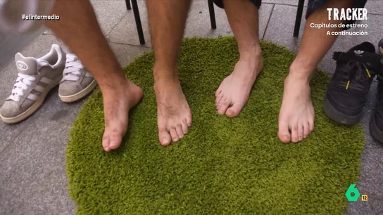Isma Juárez, sorprendido por la uña del dedo meñique del pie de un chico: "Está para abrir latas" Mikel y Román no dudan en quitarse los zapatos y los calcetines para enseñarle los pies al reportero. Como han confesado a Juárez, en invierno suelen llevar calcetines más viejos.