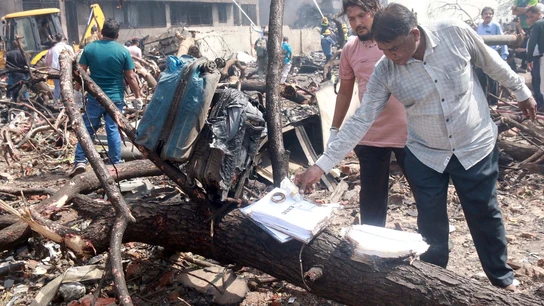 La gente observa los restos de un avión de Air India que se estrelló en Ahmedabad, en el estado de Gujarat, India. La gente observa los restos de un avión de Air India que se estrelló en Ahmedabad, en el estado de Gujarat, India.
