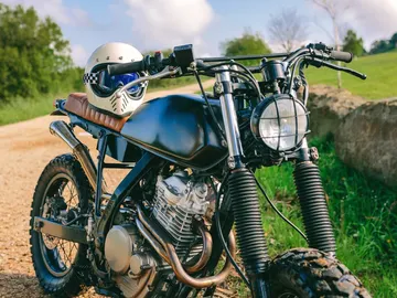 Moto clásica junto con un casco Moto clásica junto con un casco