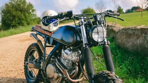 Moto clásica junto con un casco Moto clásica junto con un casco