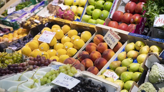 Puesto de frutas en el mercado de abastos de Triana. Puesto de frutas en el mercado de abastos de Triana.