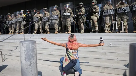 Una manifestante captada el pasado 9 de junio frente a miembros de la Guardia Nacional de California Una manifestante captada el pasado 9 de junio frente a miembros de la Guardia Nacional de California