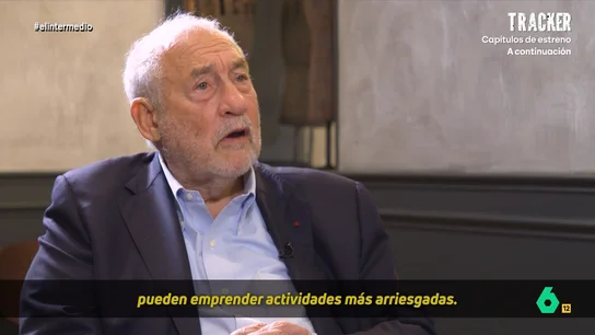 Joseph Stiglitz asegura que el problema de la izquierda ha sido "adoptar el neoliberalismo" Andrea Ropero plantea al economista estadounidense que para entender la ola ultra que está recorriendo el mundo es necesario también "mirar a la izquierda". Descubre las reflexiones del Nobel de Economía en el vídeo principal.
