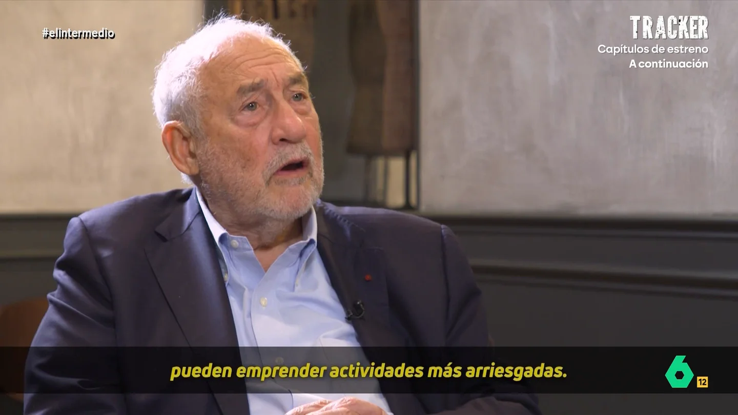 Joseph Stiglitz asegura que el problema de la izquierda ha sido "adoptar el neoliberalismo" Andrea Ropero plantea al economista estadounidense que para entender la ola ultra que está recorriendo el mundo es necesario también "mirar a la izquierda". Descubre las reflexiones del Nobel de Economía en el vídeo principal.