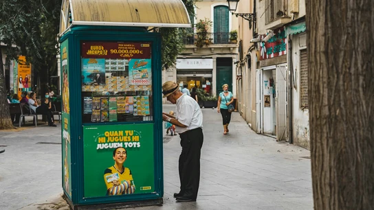 Un hombre adquiere sus participaciones para los sorteos del día en un kiosko de la ONCE. Un hombre adquiere sus participaciones para los sorteos del día en un kiosko de la ONCE.