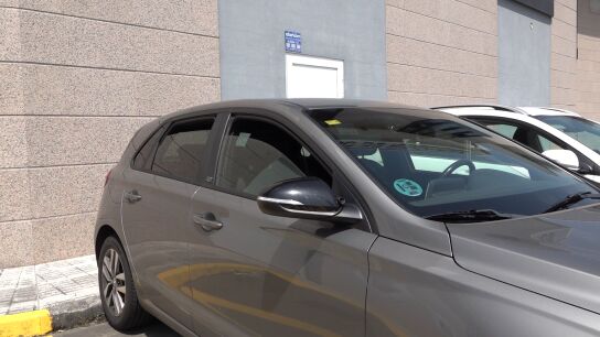 Ventanilla de coche abierta