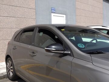 Ventanilla de coche abierta