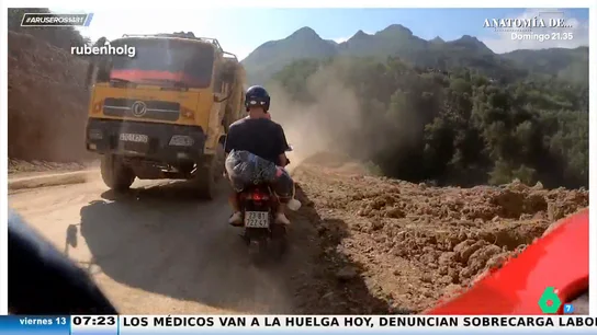 Un español cruza la carretera más peligrosa del mundo en moto: "No he cogido una moto en mi vida" Un español cruza la carretera más peligrosa del mundo en moto: "No he cogido una moto en mi vida"
