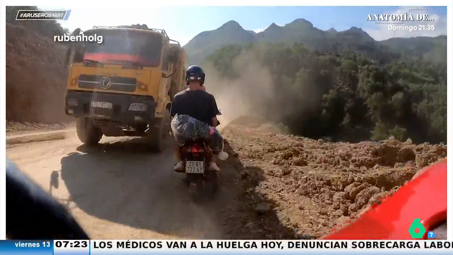 Un español cruza la carretera más peligrosa del mundo en moto: "No he cogido una moto en mi vida" Un español cruza la carretera más peligrosa del mundo en moto: "No he cogido una moto en mi vida"
