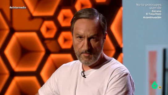 'Ábalos' versiona 'La canción del mariachi' para cantarlo todo: "Me han registrado la casa por canalla y vividor" El 'exministro socialista' vista El Intermedio y, guitarra en mano, decide contar, de manera cantada, cómo ha sido el registro llevado a cabo por la Guardia Civil en su domicilio.