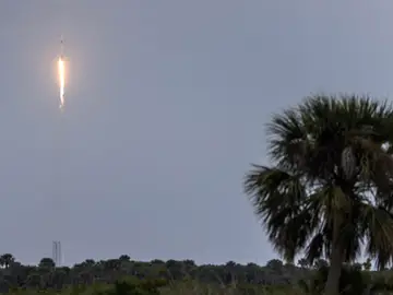 Cohete Falcon 9 de SpaceX con la tripulación de la misión Axiom 3  Cohete Falcon 9 de SpaceX con la tripulación de la misión Axiom 3