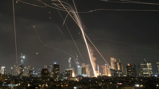 El sistema de defensa aérea israelí intercepta los misiles sobre Tel Aviv lanzados por Irán. Foto de archivo. El sistema de defensa aérea israelí intercepta los misiles sobre Tel Aviv lanzados por Irán. Foto de archivo.