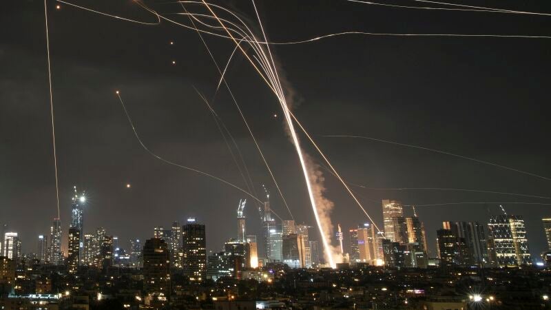 El sistema de defensa aérea israelí intercepta los misiles sobre Tel Aviv lanzados por Irán