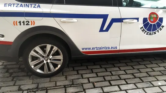 Lateral coche patrulla de la Ertzaintza Lateral coche patrulla de la Ertzaintza