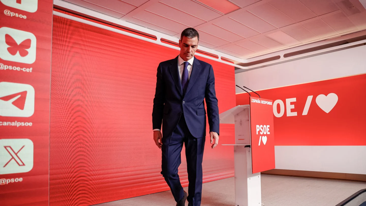 Pedro Sánchez cabizbajo tras su comparecencia ante los medios Pedro Sánchez cabizbajo tras su comparecencia ante los medios/ EFE/Daniel Gonzalez