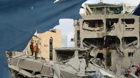 Israel bombardea la sede de la televisión de Irán. Israel bombardea la sede de la televisión de Irán.