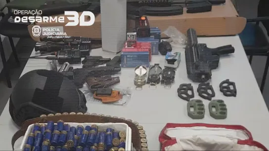 Parte del arsenal incautado por la policía portuguesa tras detener a seis miembros de la milicia neonazi MAL. Parte del arsenal incautado por la policía portuguesa tras detener a seis miembros de la milicia neonazi MAL.