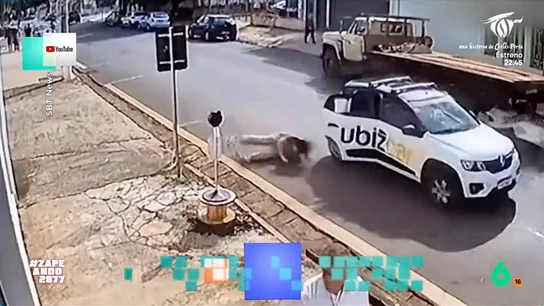 Una chica salta de un taxi en marcha porque no tenía dinero: "Ni Tom Cruise se atrevió a hacerlo en una película" La joven abre la puerta y se lanza hacia el asfalto. La chica rueda por el suelo pero, después, termina levantándose como si nada y comienza a caminar, alejándose la zona en la que ha 'aterrizado'.