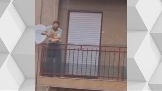 Detenido en Elche un hombre tras atrincherarse con un cuchillo en el balcón de su vivienda Detenido en Elche un hombre tras atrincherarse con un cuchillo en el balcón de su vivienda