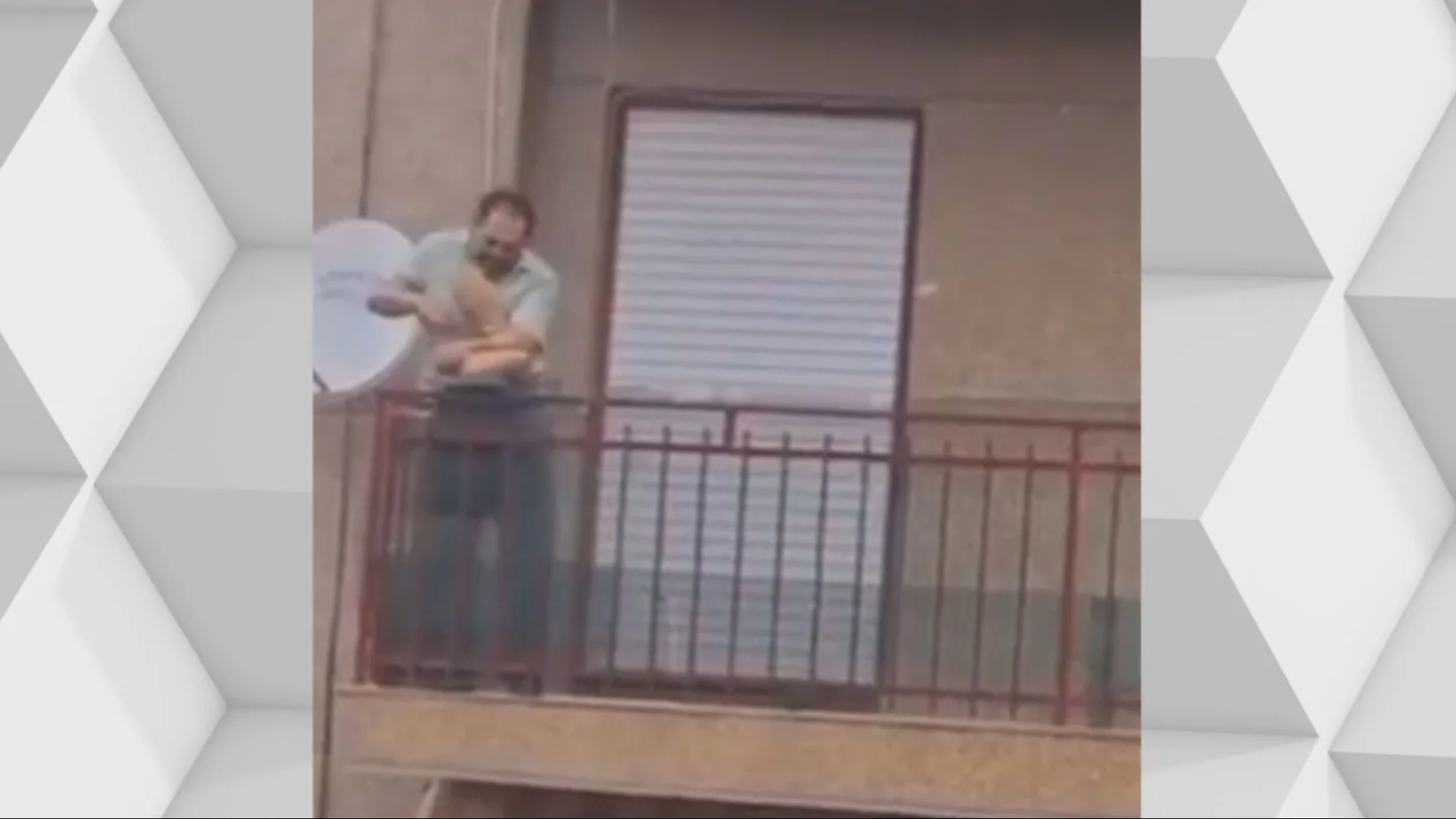 Detenido en Elche un hombre tras atrincherarse con un cuchillo en el balcón de su vivienda Detenido en Elche un hombre tras atrincherarse con un cuchillo en el balcón de su vivienda