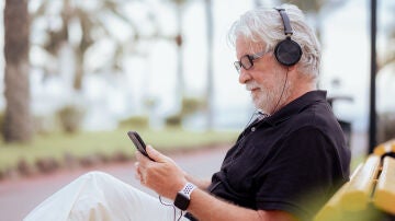 Hombre escuchando música
