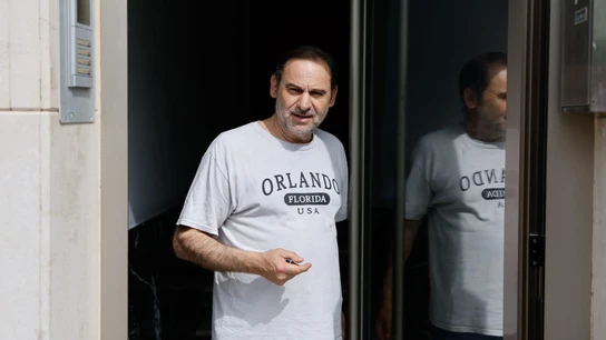 El exministro José Luis Ábalos, tras el registro de la UCO en su domicilio. El exministro José Luis Ábalos, tras el registro de la UCO en su domicilio.