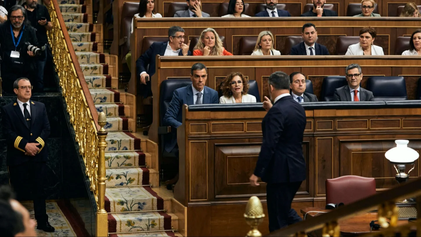 Abascal sale del Congreso, apunta con el dedo a Sánchez y le llama "indecente": el show de Vox que minimiza el del PP Abascal sale del Congreso, apunta con el dedo a Sánchez y le llama "indecente": el show de Vox que minimiza el del PP