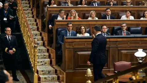 Abascal sale del Congreso, apunta con el dedo a Sánchez y le llama "indecente": el show de Vox que minimiza el del PP Abascal sale del Congreso, apunta con el dedo a Sánchez y le llama "indecente": el show de Vox que minimiza el del PP