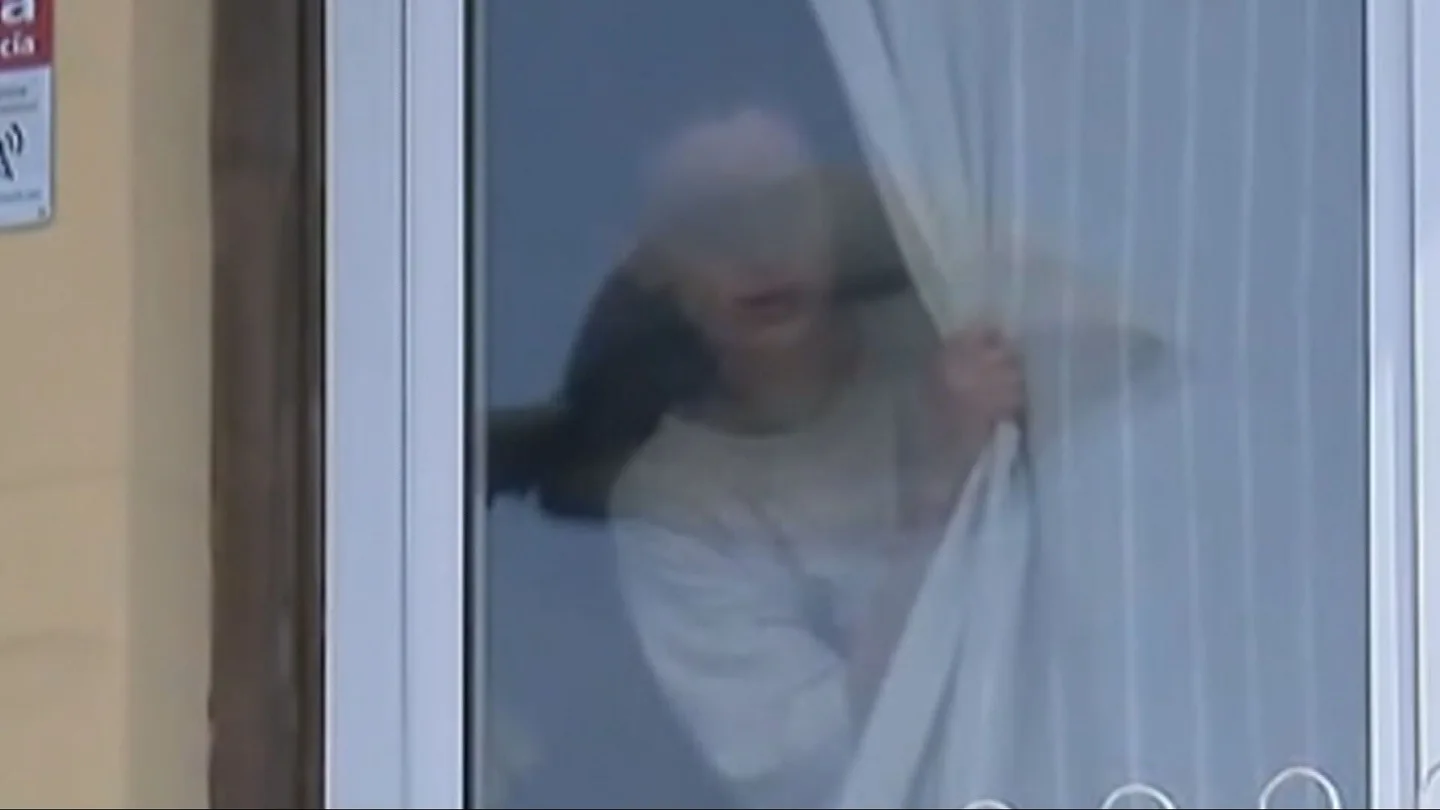 Una mujer que estaba con Ábalos trató de ocultar un disco duro en su pantalón durante el registro de la UCO en el domicilio Una mujer que estaba con Ábalos trató de ocultar un disco duro en su pantalón durante el registro de la UCO en el domicilio